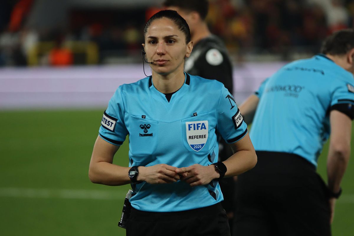 Süper Lig'de 22 yıl sonra kadın hakem düdük çaldı