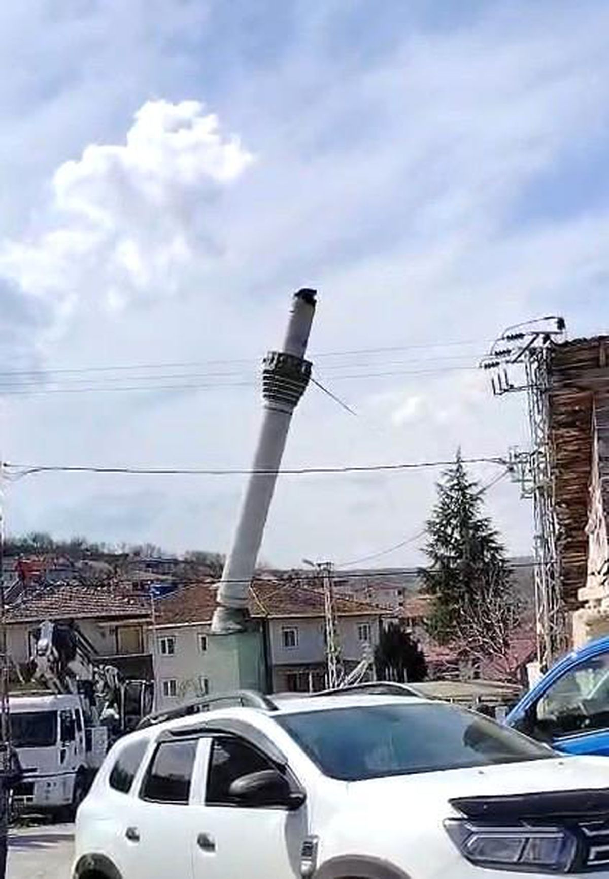 Tokat'ta depremde hasar alan cami minaresi kontrollü şekilde yıkıldı