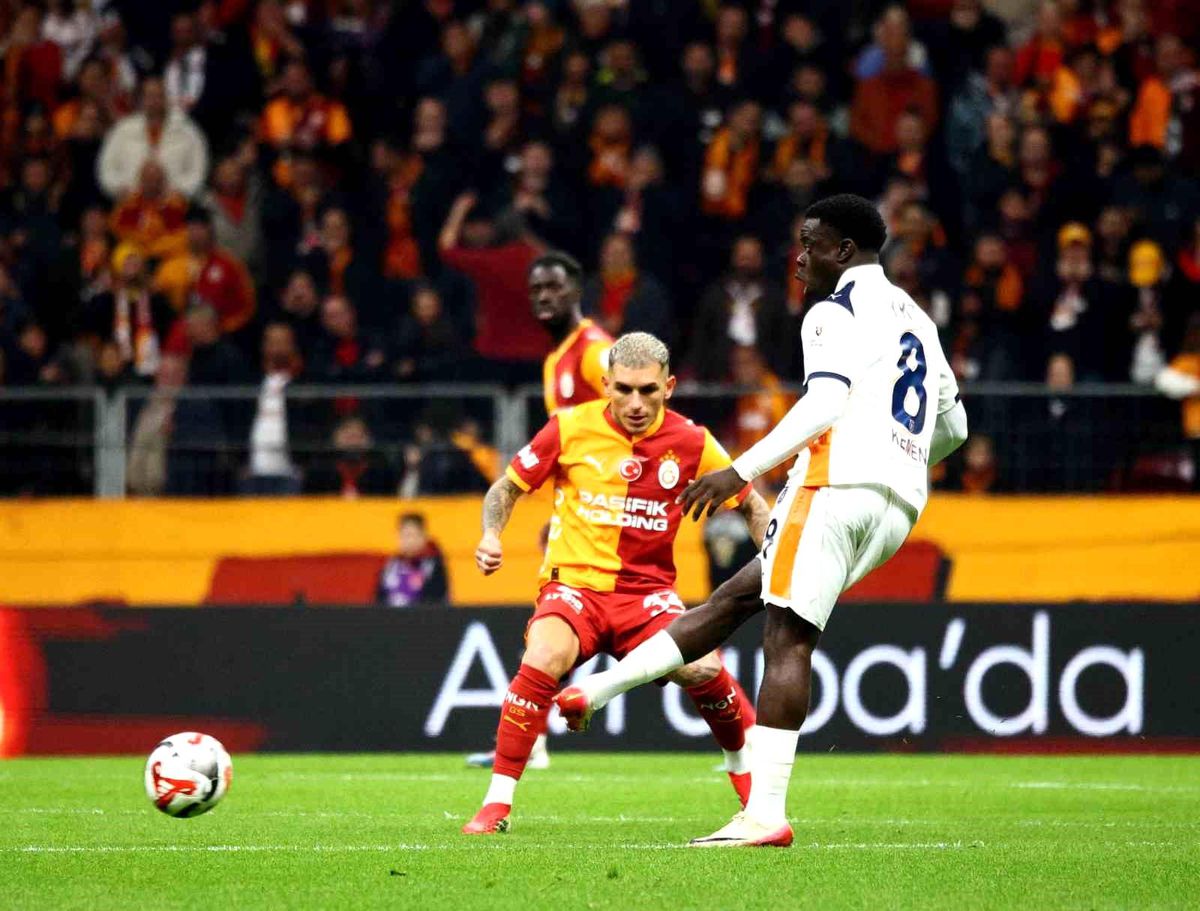 Galatasaray - Başakşehir Maçı Başladı