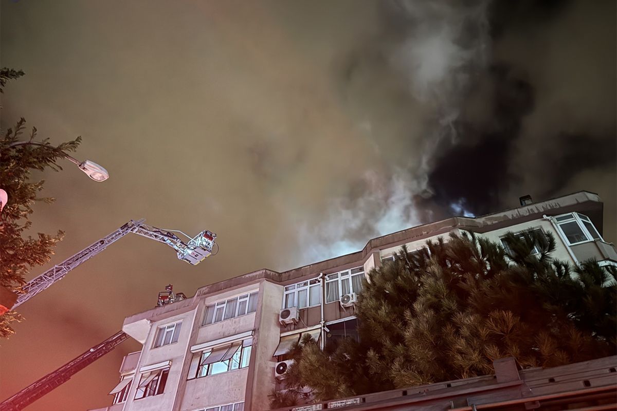Üsküdar'da çatı katında yangın çıktı