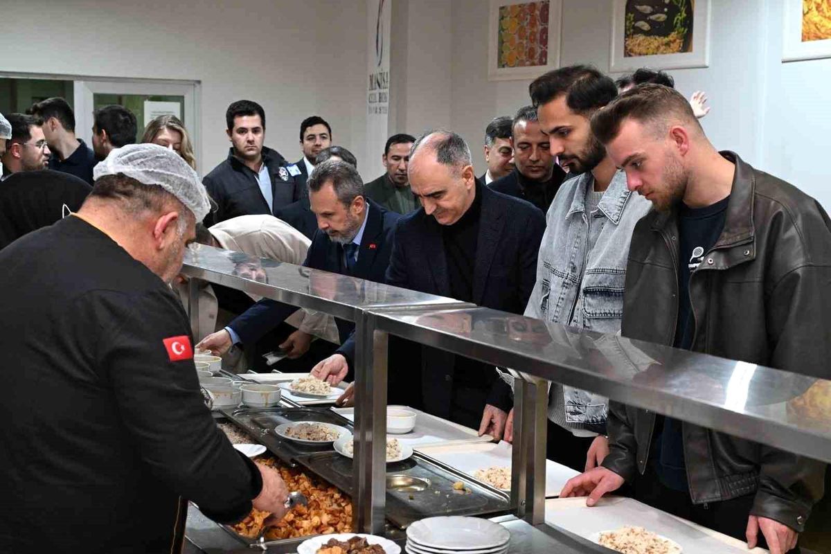 Vali Özkan Manisa CBÜ'lü öğrencilerle iftarda buluştu