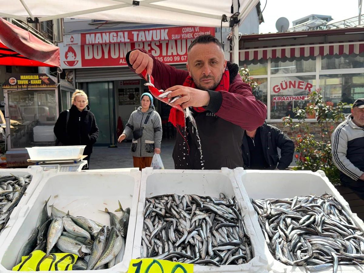 Zonguldak'ta balık tezgahlarında Ramazan mesaisi; hamsi 100 liradan satılıyor