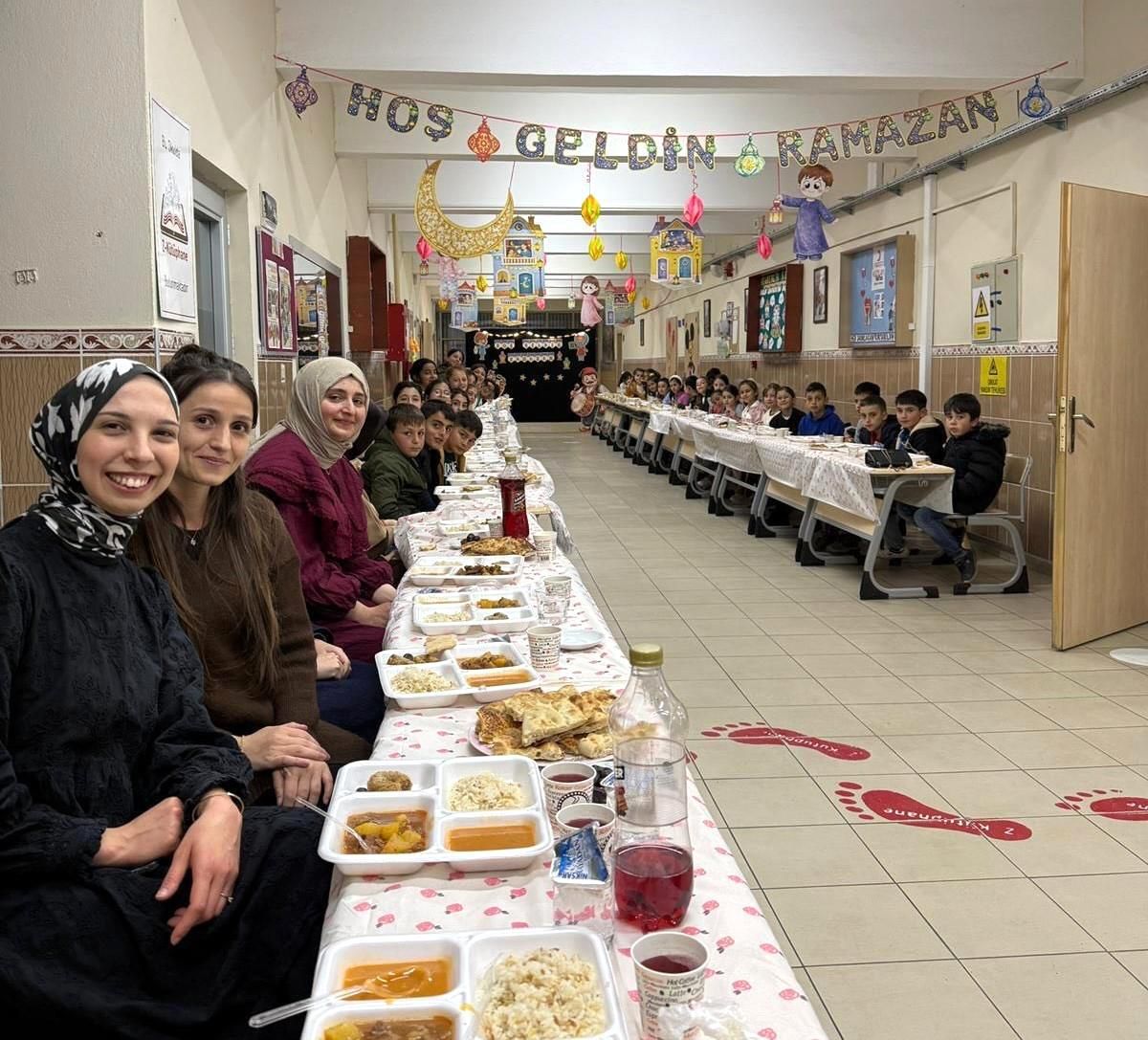 Aydıntepe'de öğretmenler ve öğrenciler iftar sofrasında bir araya geldi