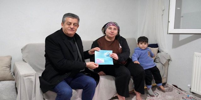 Başkan Yarka kapı kapı dolaştı, sosyal kartları bizzat teslim etti