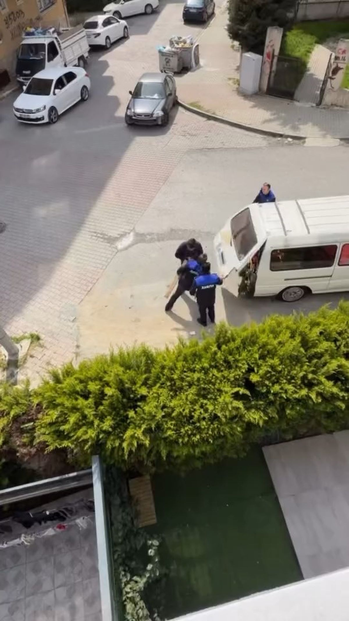 Beylikdüzü'nde zabıta ile seyyar satıcı arasında gerginlik kamerada