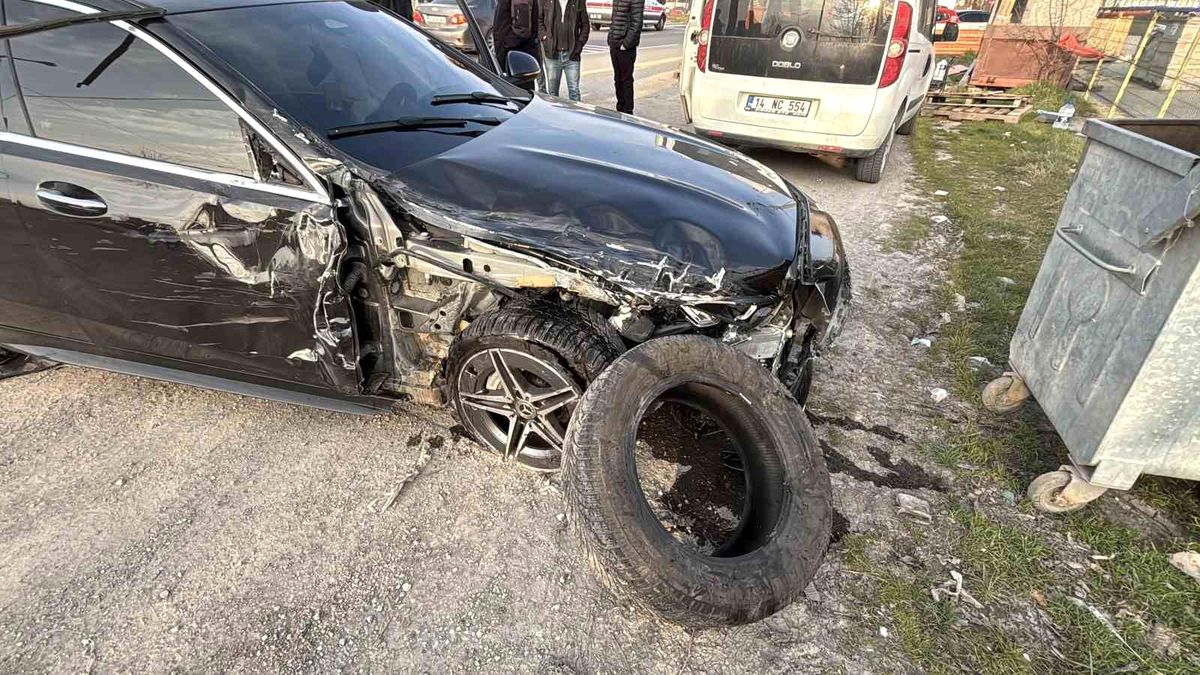 Bolu'da lüks otomobil ile cip çarpıştı: 4 yaralı