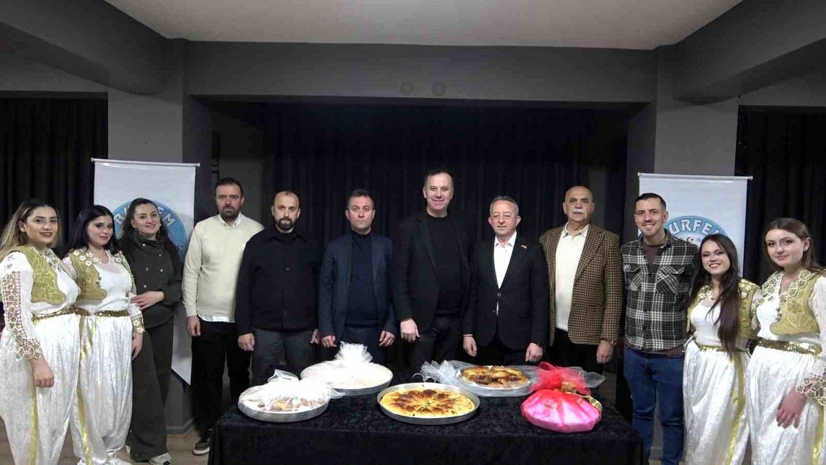 Bursa'da Balkan esintili sahur: Sokak sokak dolaşıp börek topladılar