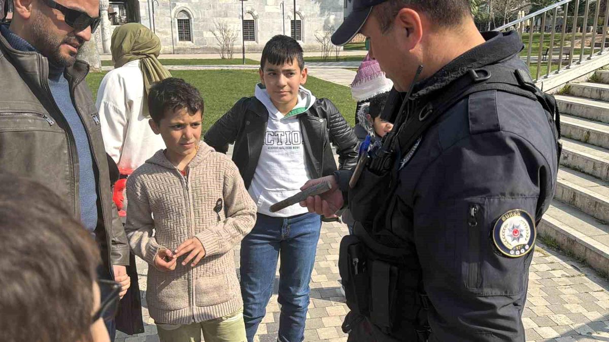 Çekilen İznik Gölü kıyısında oynayan çocuklar top mermisi buldu