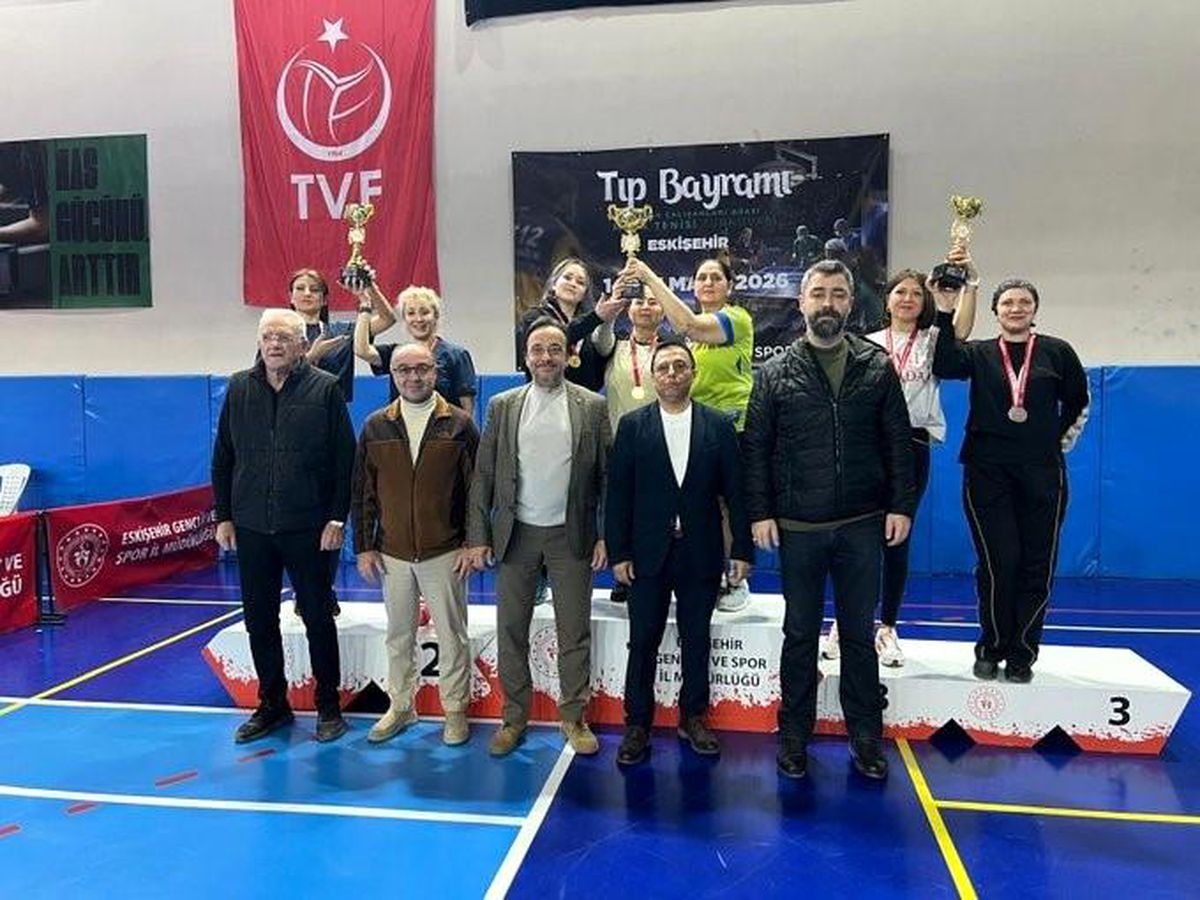 Eskişehir'de sağlık çalışanlarının masa tenisi heyecanı