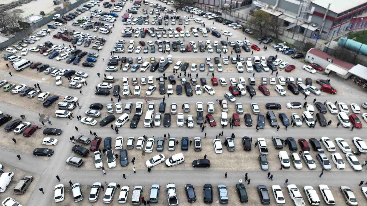 İkinci el oto pazarında buruk bayram