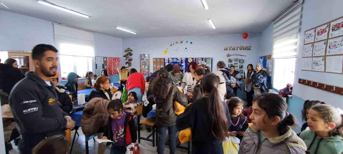 Kar tünellerinden geçerek zorlu yolları aştılar, kış şartlarında 2 bin 700 rakımlı köyde minik yürekleri ı...