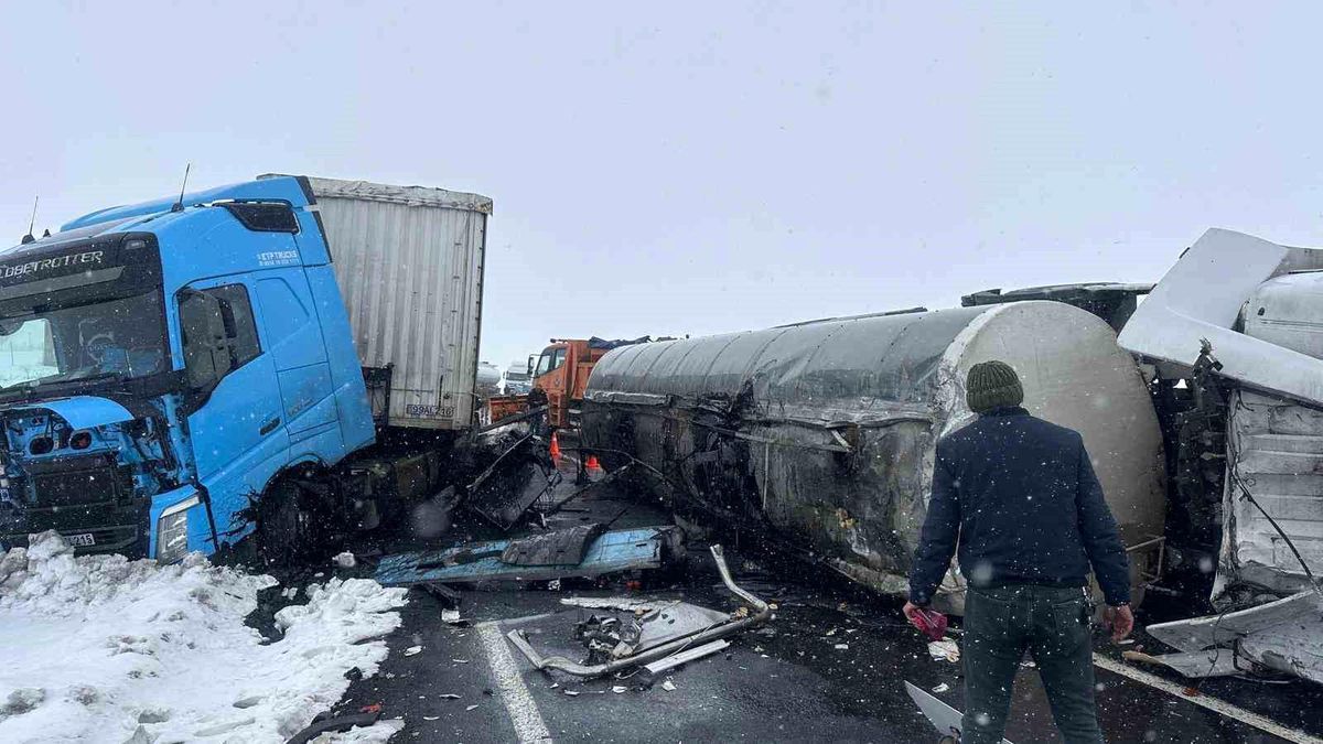 Kars'ta devrilen zift yüklü tankere tır çarptı: 2 yaralı