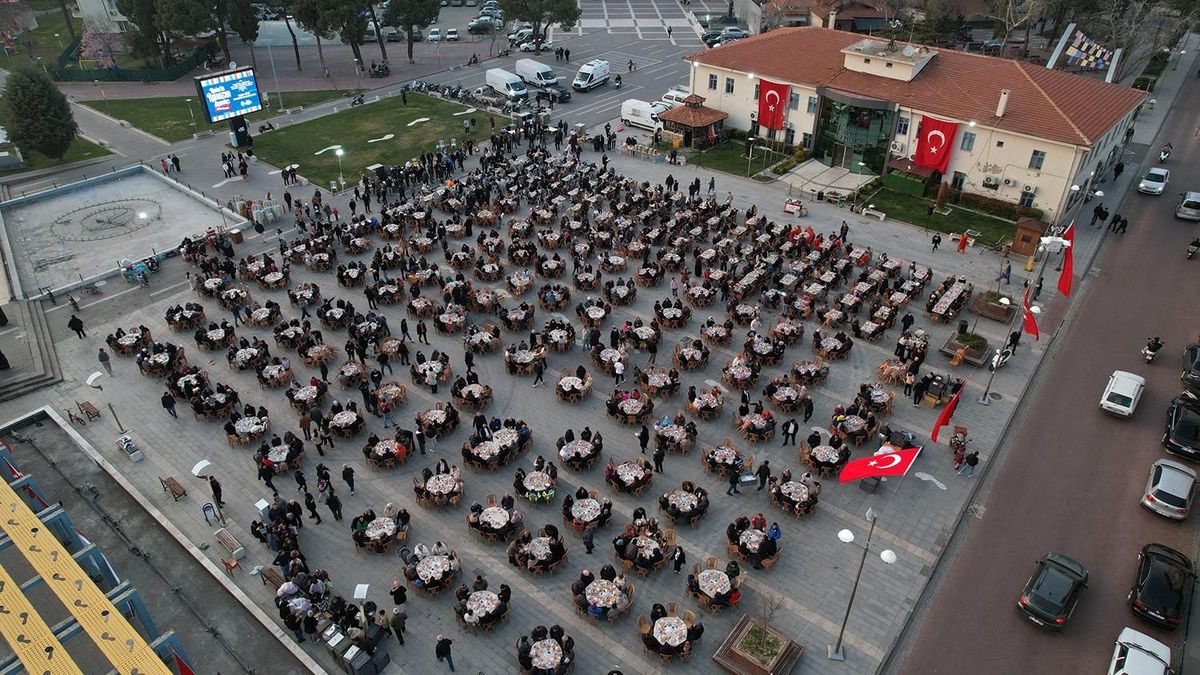 Kasapoğlu ve Vali Özkan vatandaşlarla iftarda buluştu