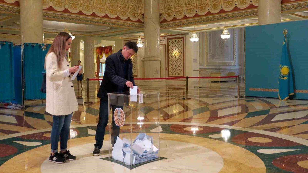 Kazakistan'da halk, yeni anayasa için sandık başında