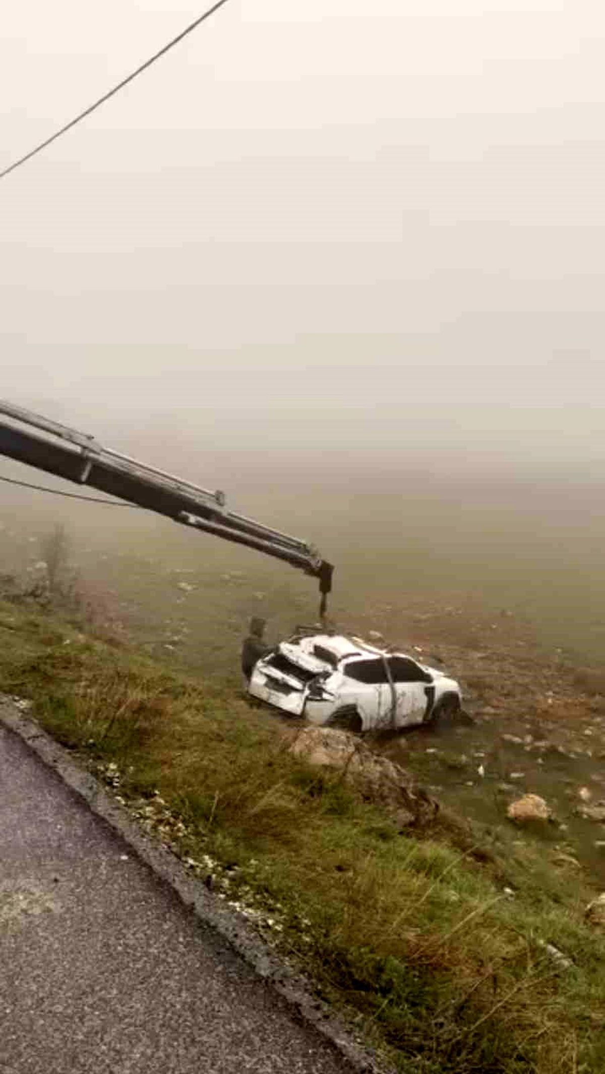 Mardin'de yol kenarına devrilen otomobilin sürücüsü yaralandı