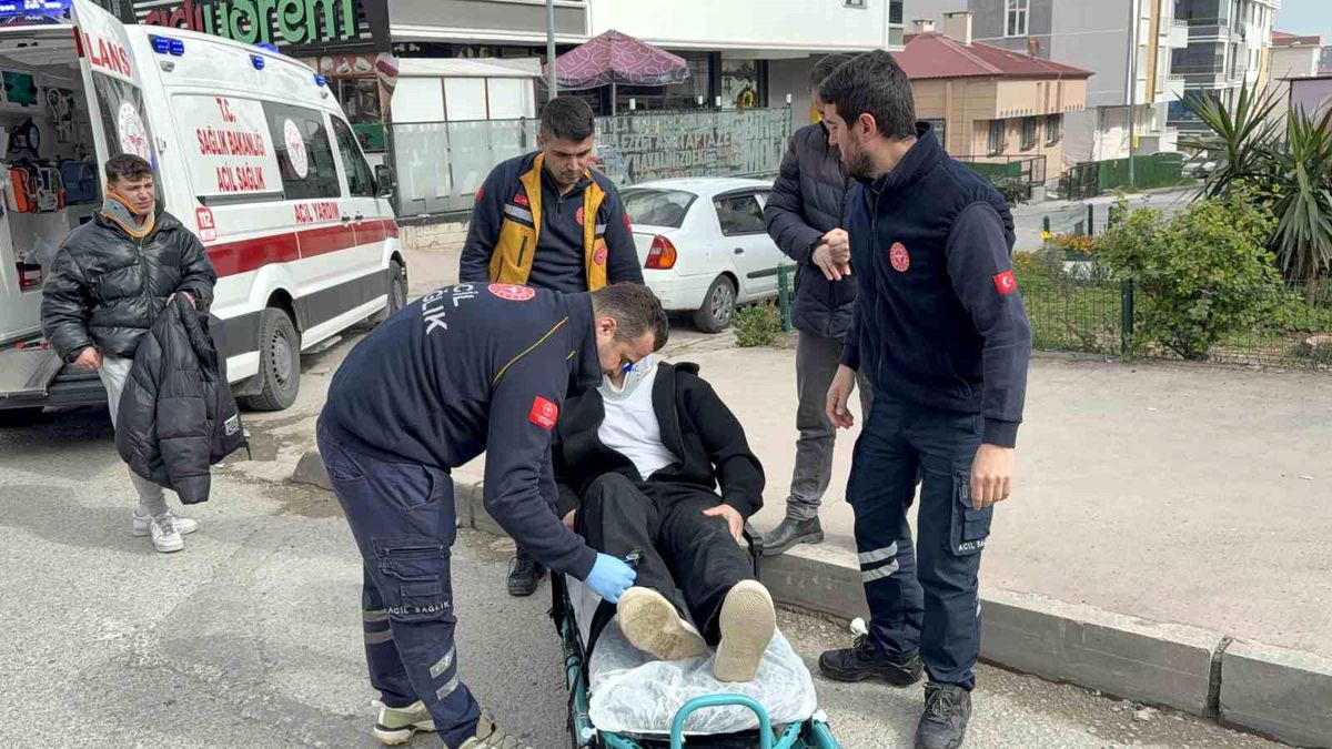 Motosiklet otomobile çarptı, 2 kardeş yaralandı