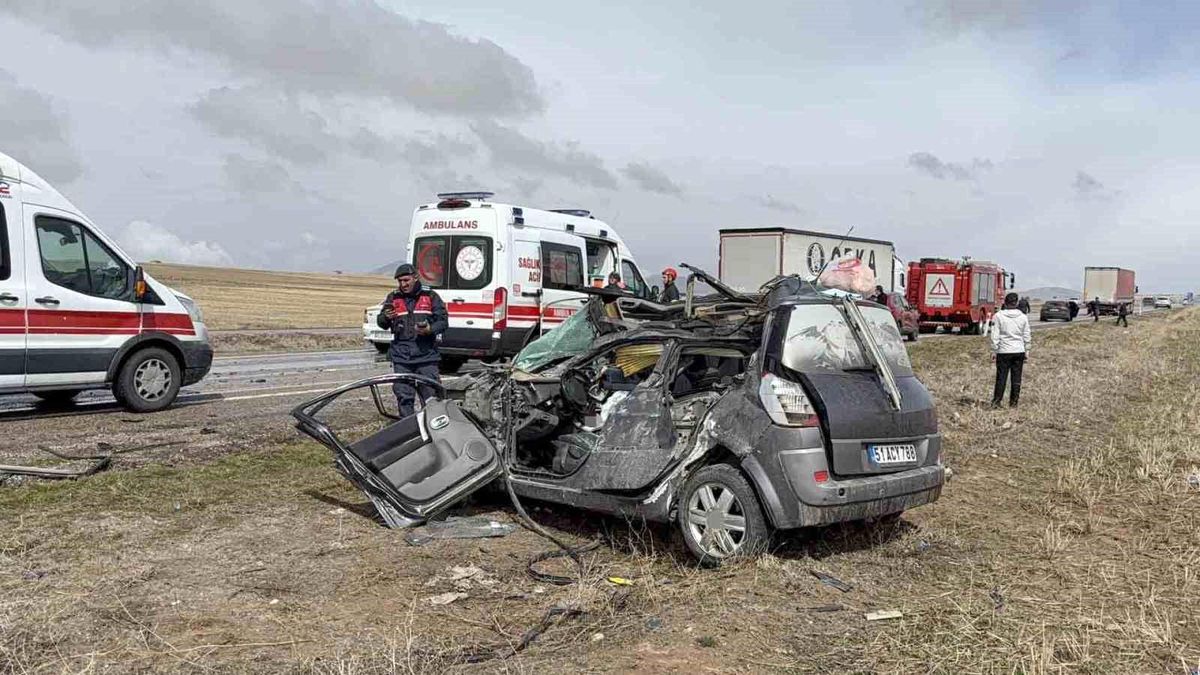 Otomobil tıra arkadan çarptı: 1 ölü, 3 yaralı
