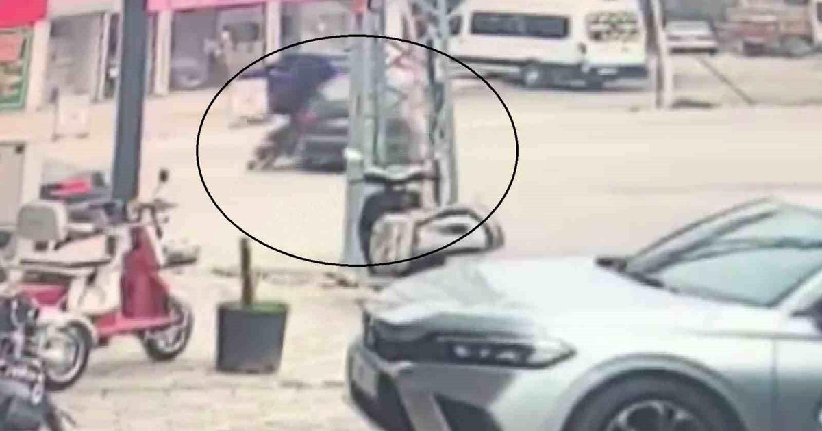 Otomobille çarpışan motosikletteki 2 kişinin yere savrulduğu anlar kamerada