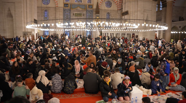 suleymaniye de 3 bin cocuk ayni sofrada iftar acti 19659884 2899 m