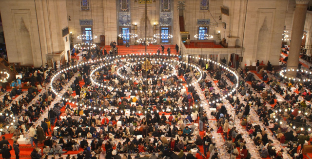 suleymaniye de 3 bin cocuk ayni sofrada iftar acti 19659884 5878 m