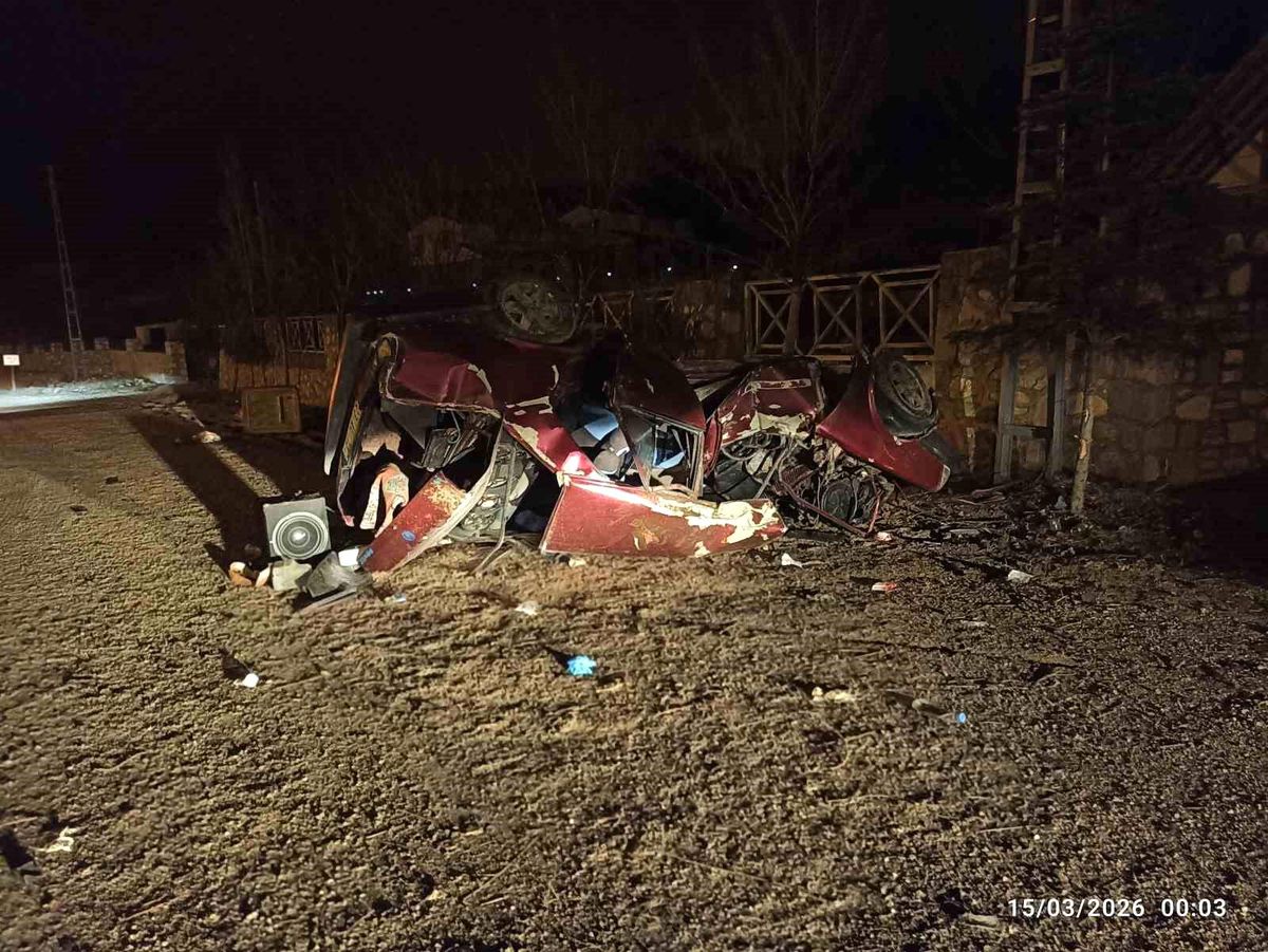 Takla atan otomobil hurdaya döndü, 2 kişi ağır yaralandı