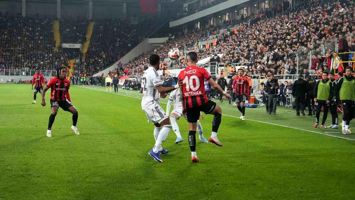 Trendyol Süper Lig: Gençlerbirliği: 0 Beşiktaş: 0 (İlk yarı)