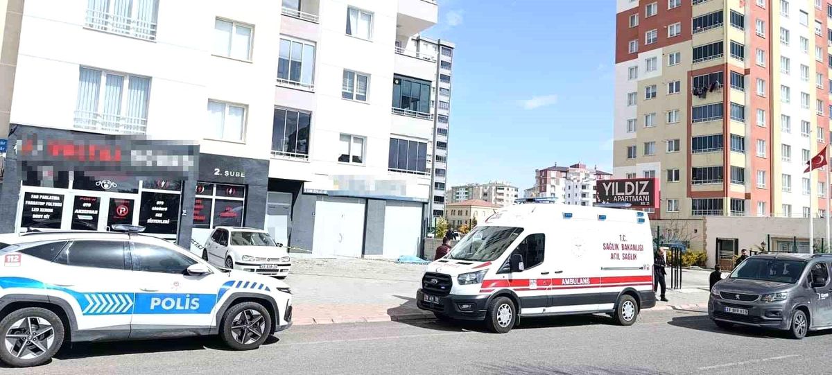 Üçüncü kattan düşen yaşlı adam öldü
