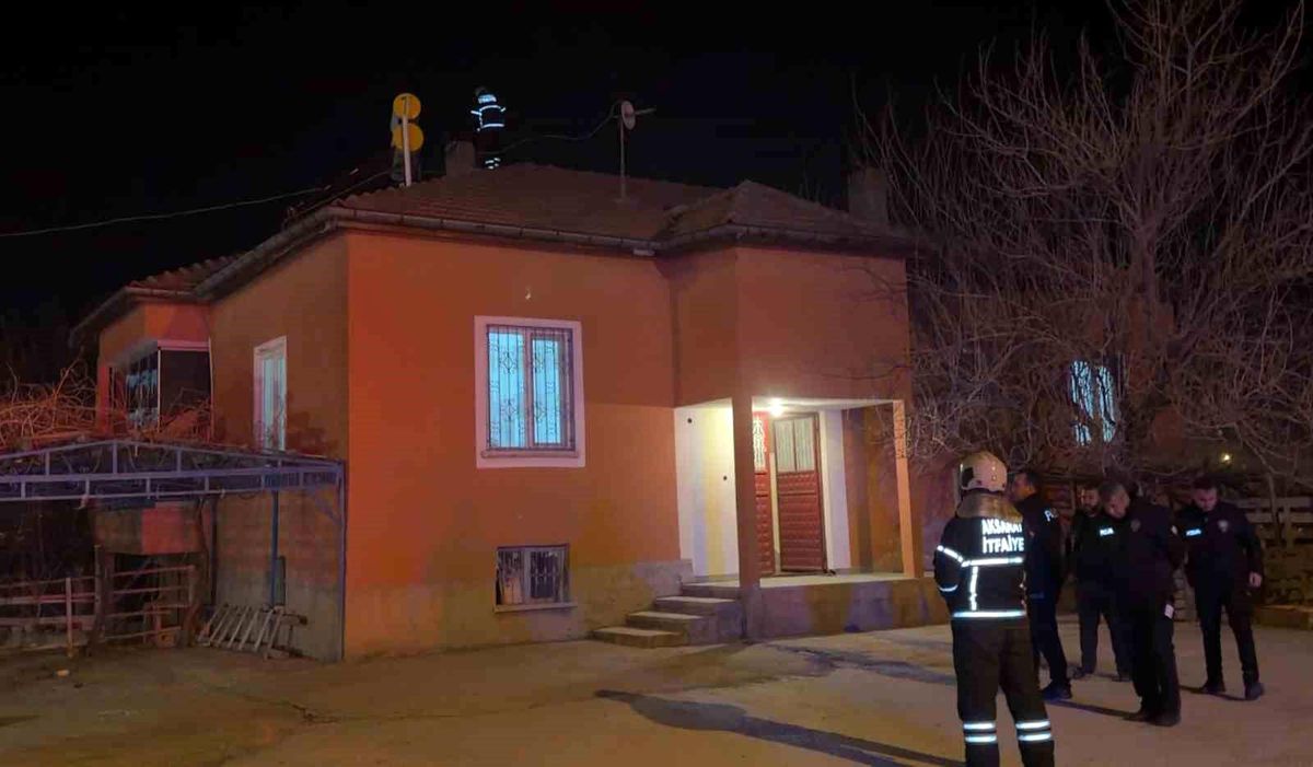 Aksaray'da müstakil evde baca yangını paniğe neden oldu