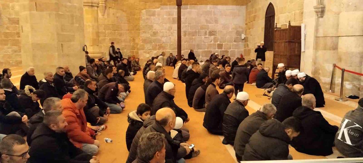 Anadolu'nun "El Hamrası" Kadir Gecesi'nde doldu taştı
