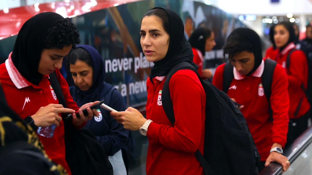 Avustralya'daki turnuvada İran milli marşını okumayan kadın futbolculara ne olacak?