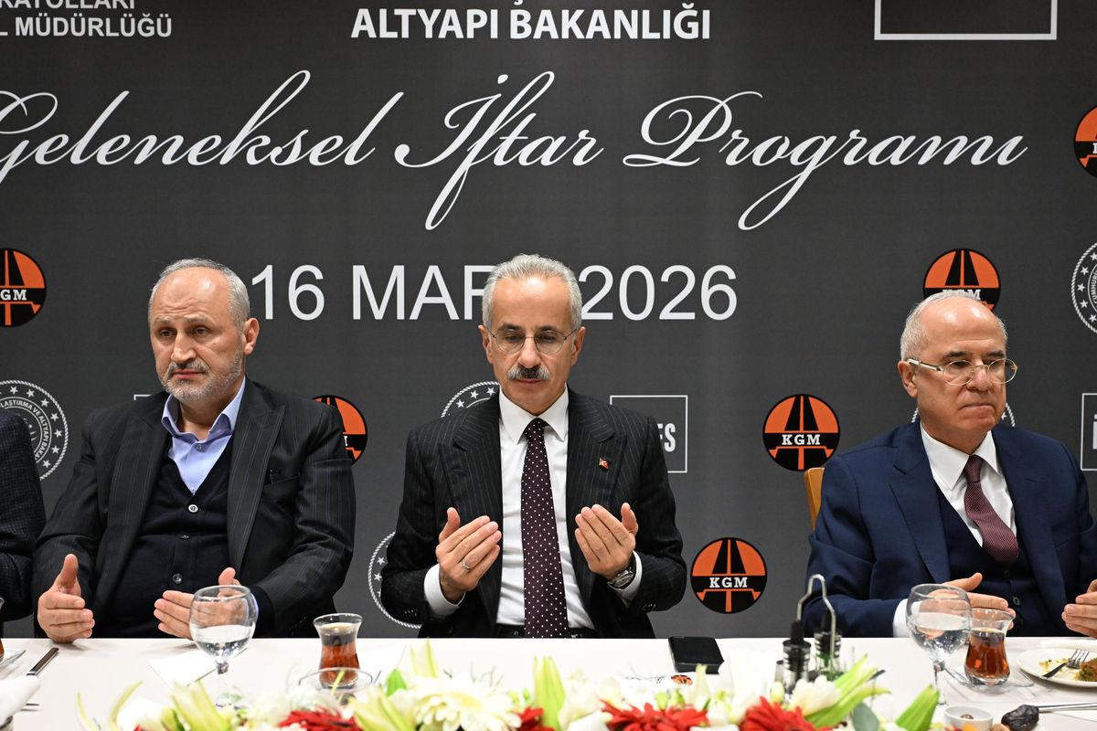 Bakan Uraloğlu, inşaat sanayicileri işverenleri ile iftarda bir araya geldi