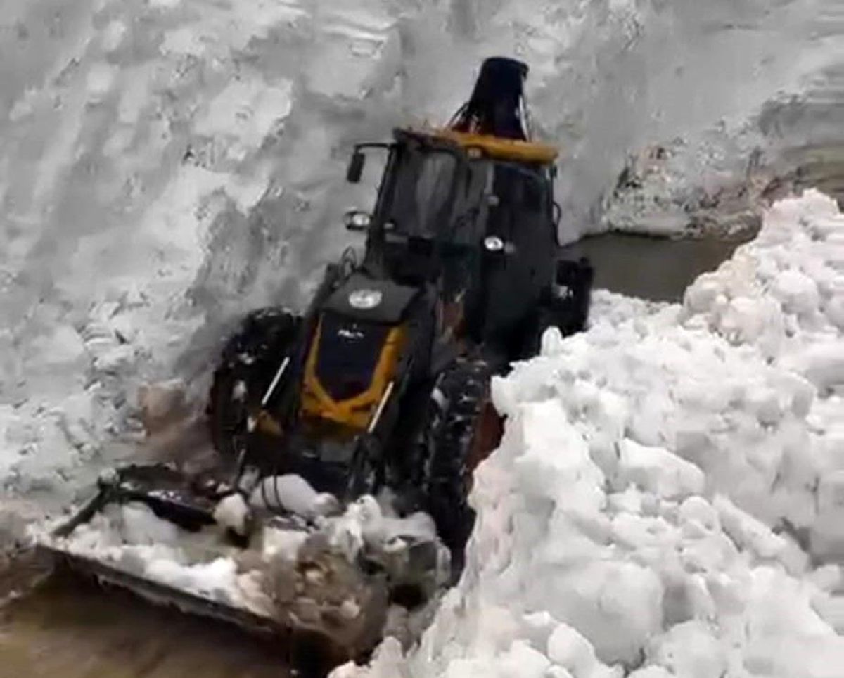 Bitlis'te çığ ve heyelan meydana geldi