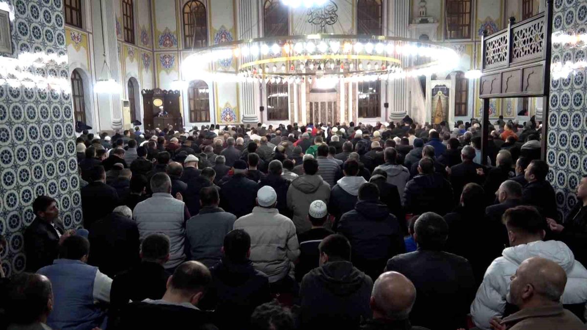 Bolu'da Kadir Gecesi'nde camiler doldu taştı