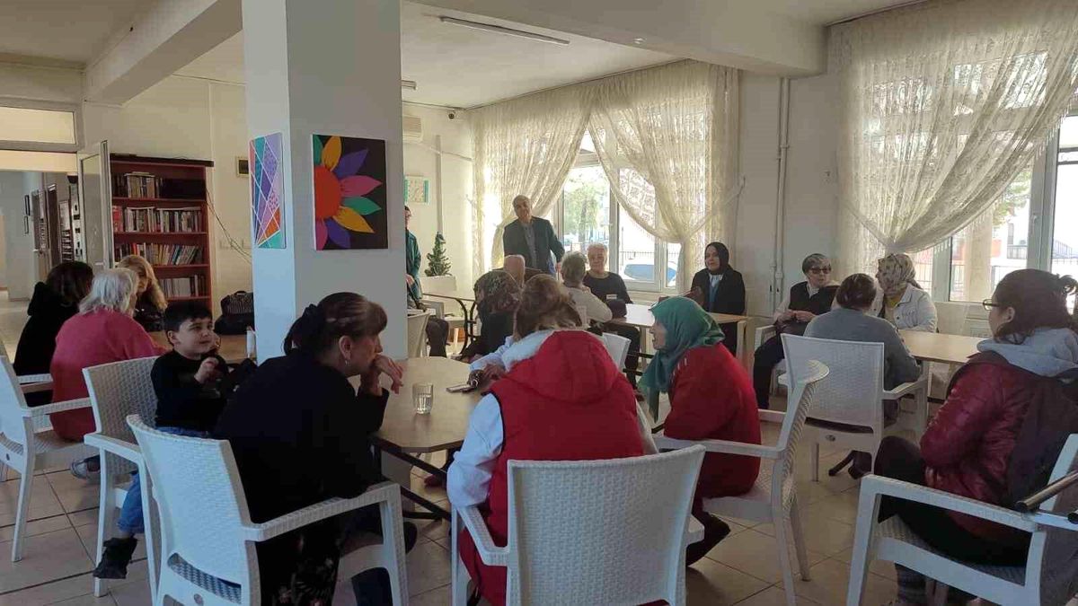Burhaniye'de huzurevindeki yaşlıları sevindirdiler