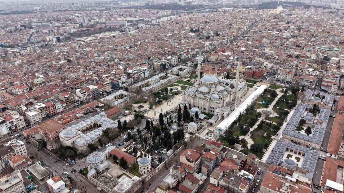 İlber Ortaylı'nın defnedileceği Fatih Camii haziresi dronla görüntülendi