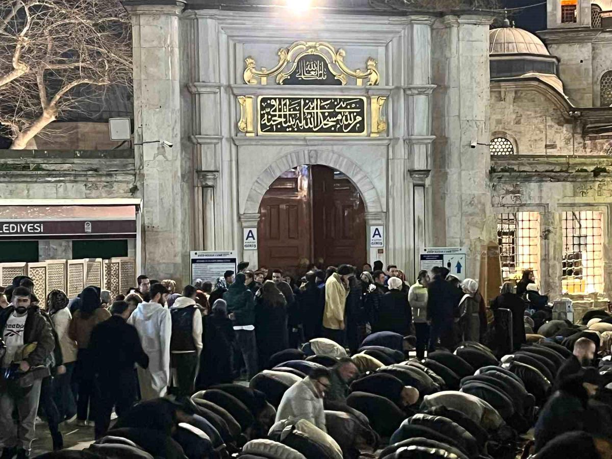 İstanbul'da vatandaşlar Kadir Gecesi'nde Eyüpsultan Camii'ne akın etti