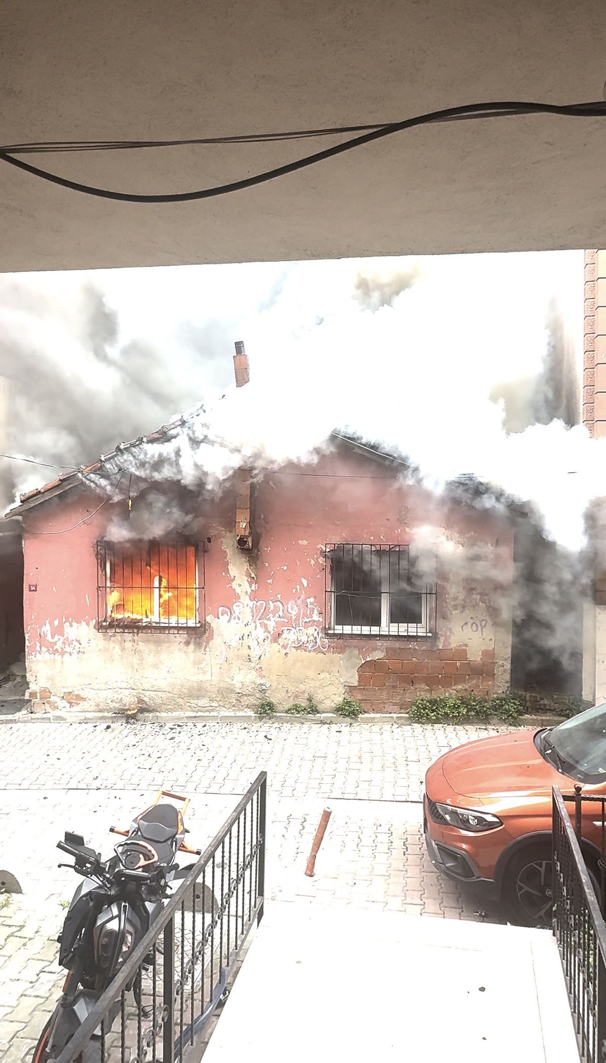 Kağıthane'de gecekonduda çıkan yangın kamerada: 1 ölü