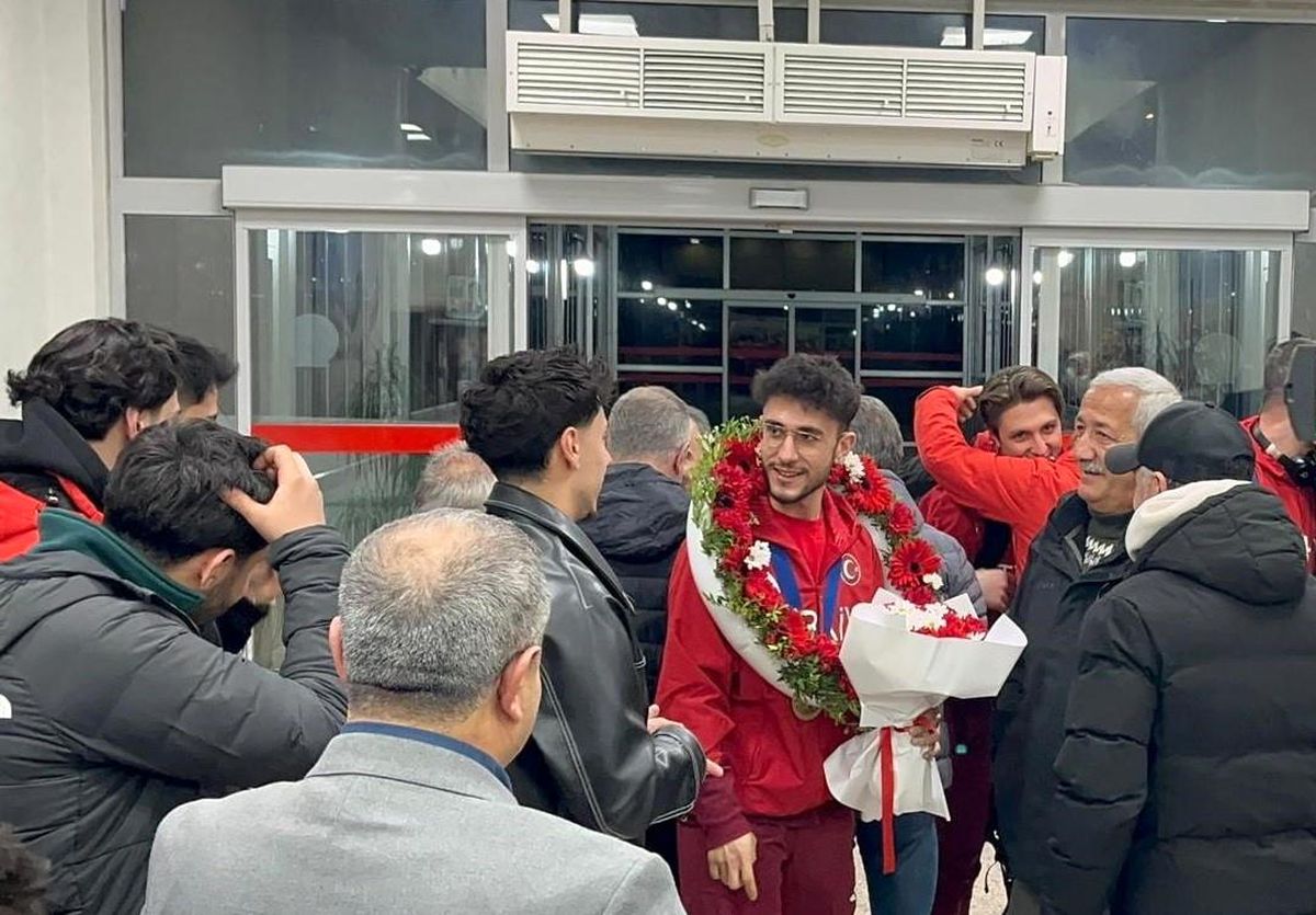 Milli sporcu Furkan Akar çiçeklerle karşılandı