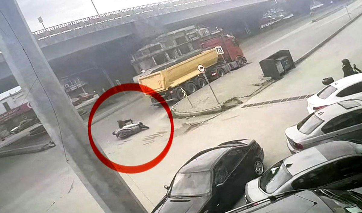 Motosikletli tırın altına girmekten son anda kurtuldu