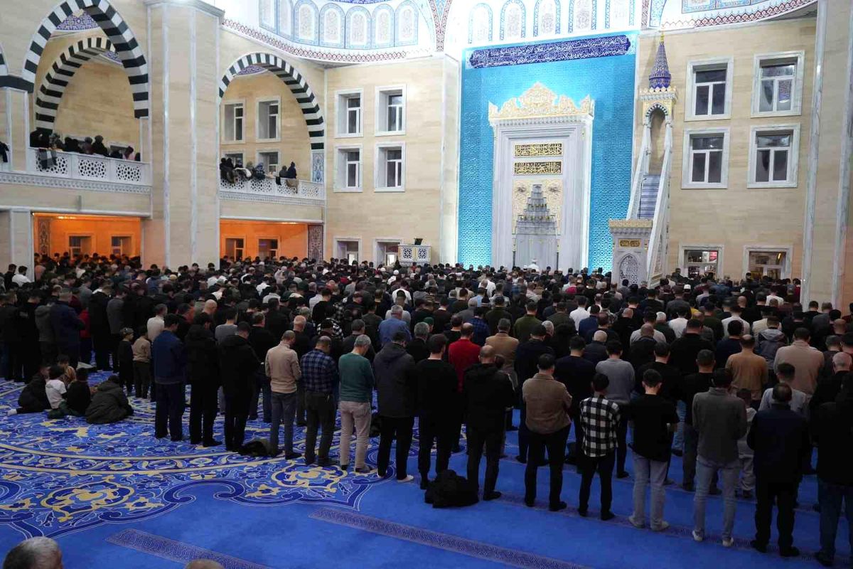 Muş'ta Kadir Gecesi dualarla idrak edildi