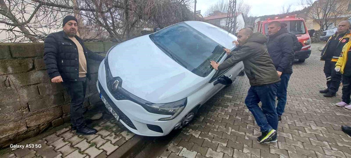 Otomobil duvara çarptı: 2 yaralı