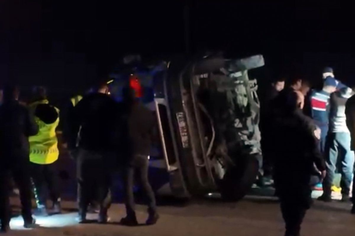 Otomobille minibüs çarpıştı: 2 ölü, 12 yaralı