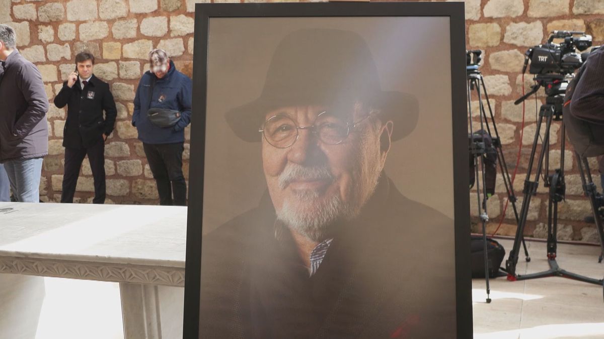 Prof.Dr. İlber Ortaylı'nın son yolculuğuna uğurlanacağı Fatih Camii'nde hazırlıklar sürüyor / Havadan görüntüyle