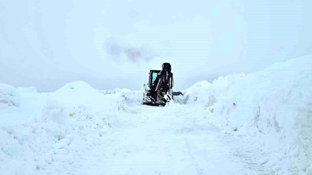 Süphan Dağı tırmanışına tipi ve kar engeli