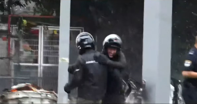 tel aviv yanarken polislerin sakalastiklari 19662283 4564 m