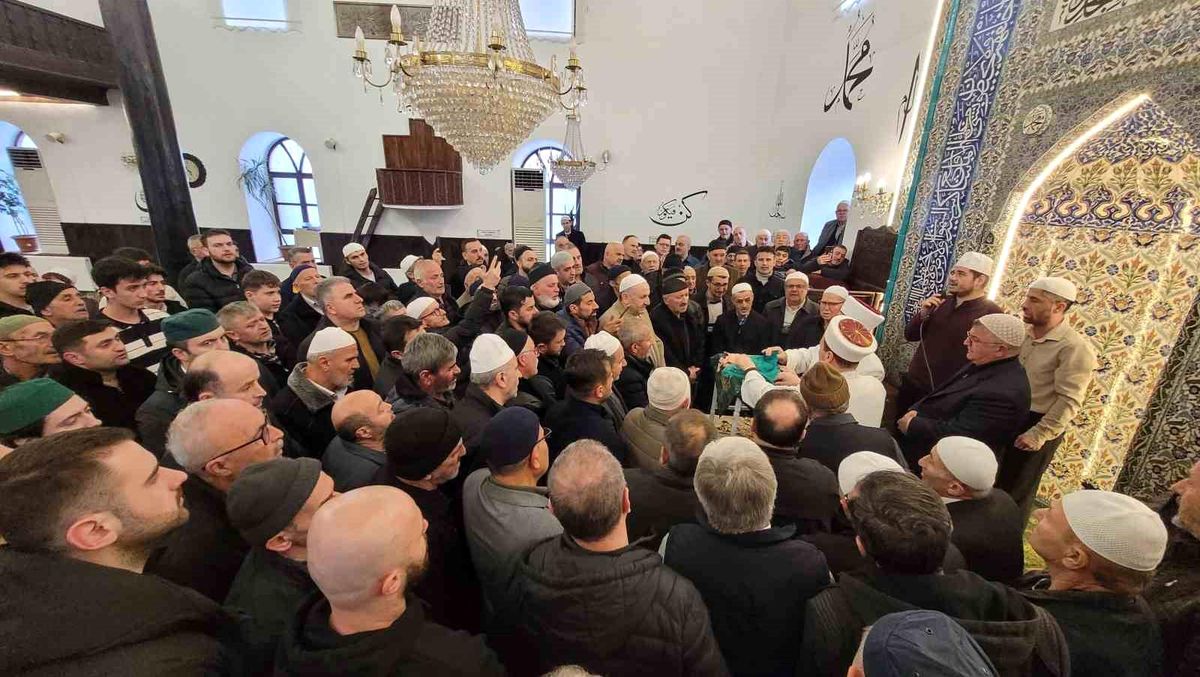 Ziyarete açılan Sakal-ı Şerif'i görmek isteyen vatandaşlar camiye akın etti