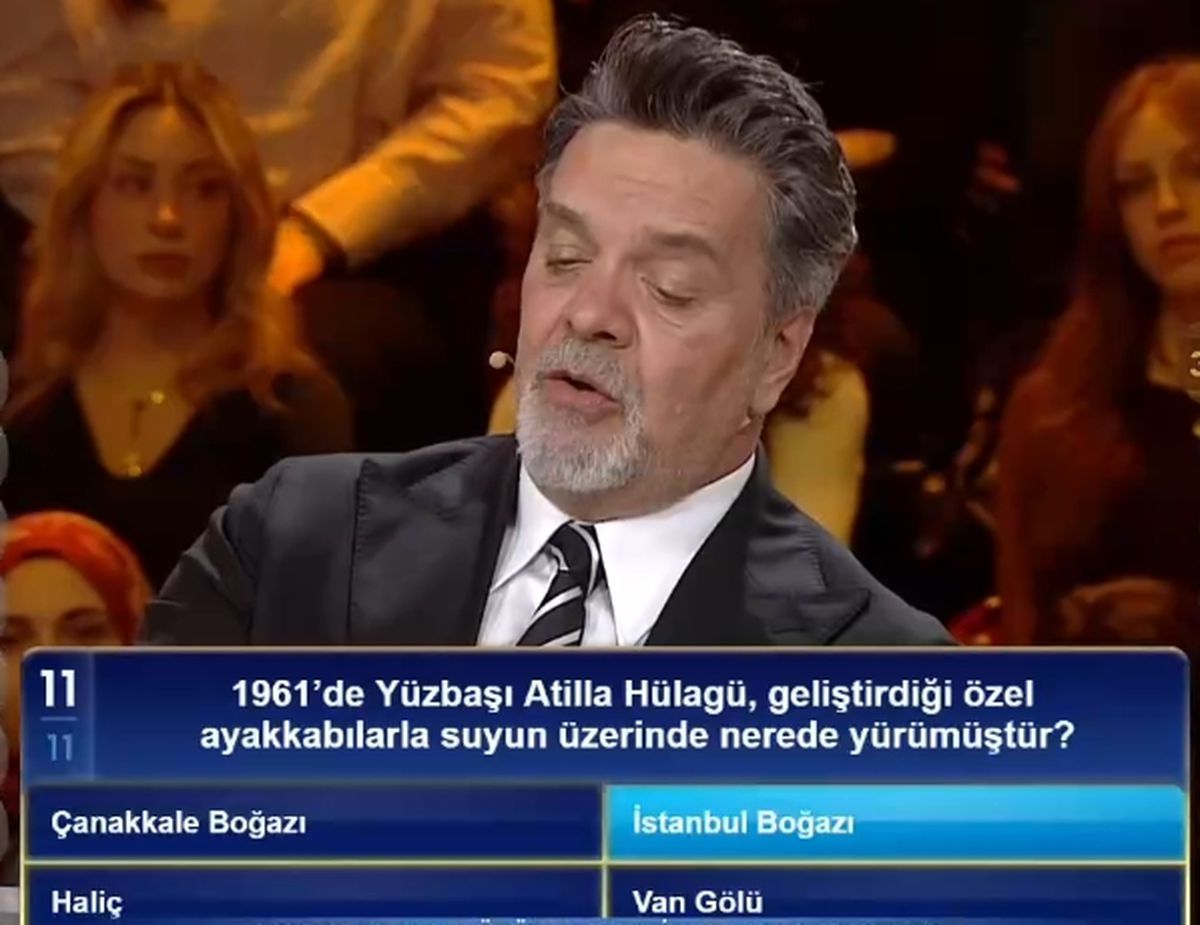 1961'de Yüzbaşı Atilla Hülagü, geliştirdiği özel ayakkabılarla suyun üzerinde nerede yürümüştür?