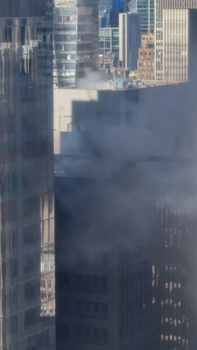 abd nin manhattan bolgesinde bir binada yangin 19666242 4045 m