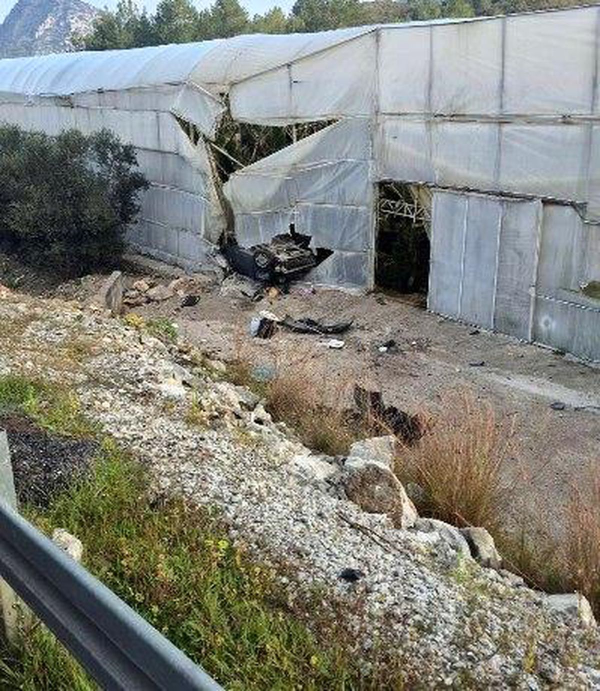 Alanya'da otomobil muz serasına devrildi: 1 ölü, 1 yaralı