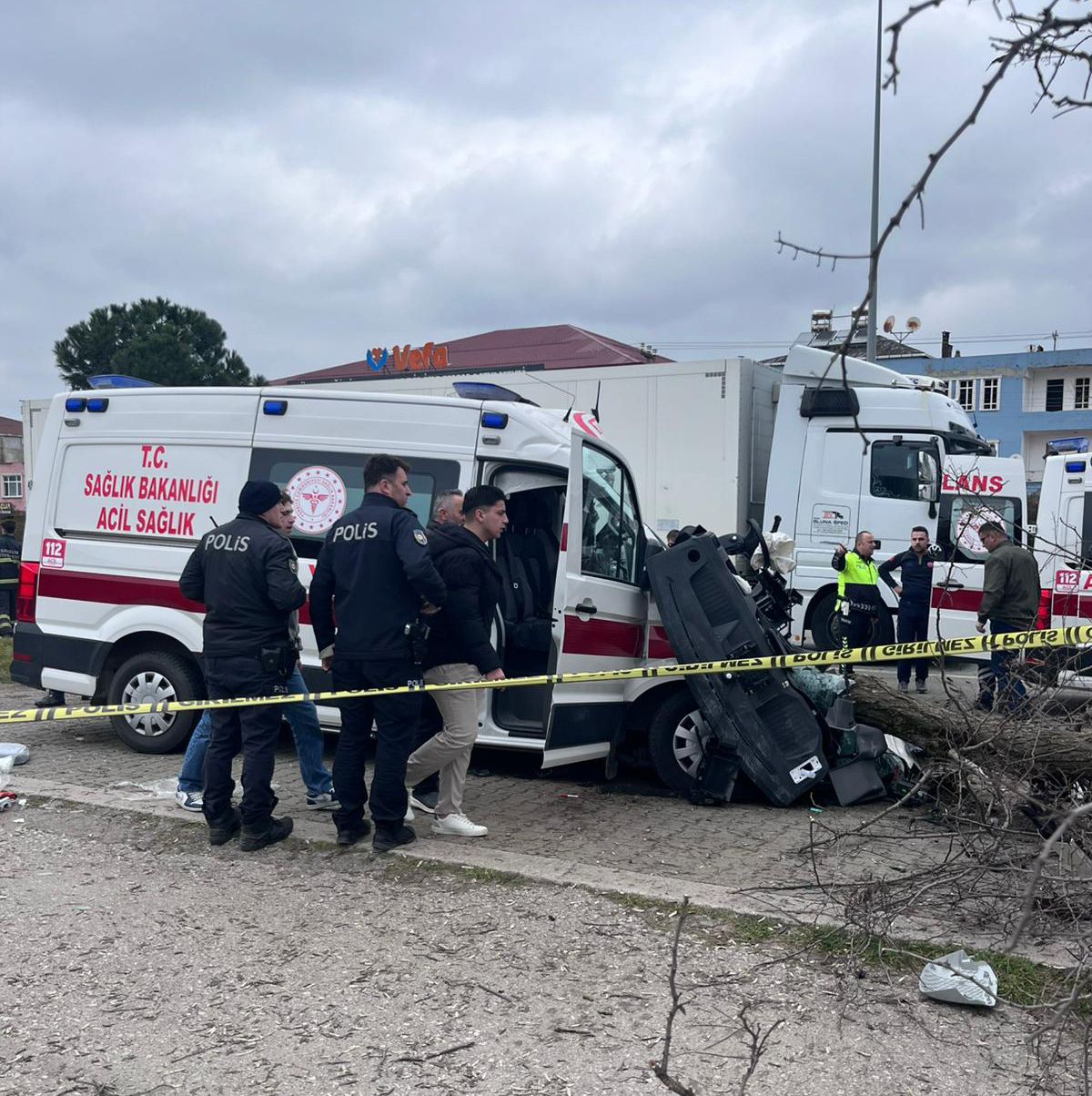 Ambulans ile kamyon çarpıştı: 1 ölü, 3 yaralı